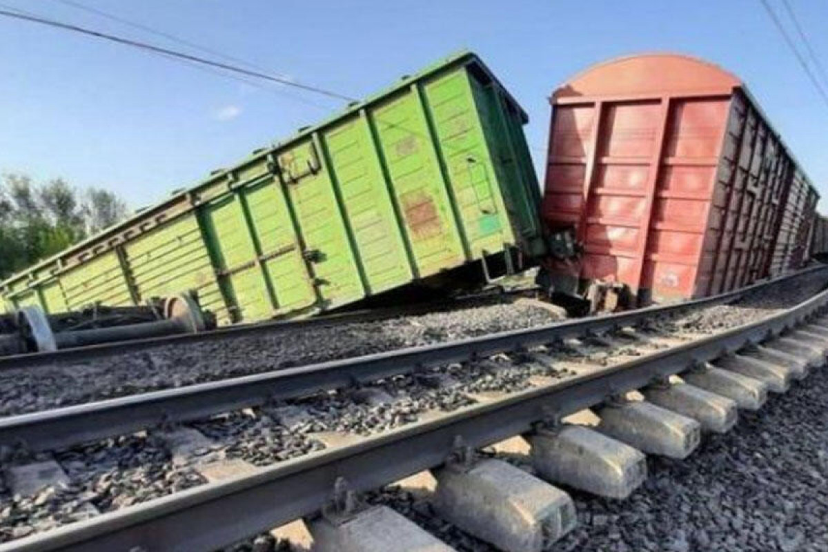 В Иране поезд сошел с рельсов, 14 вагонов перевернулись