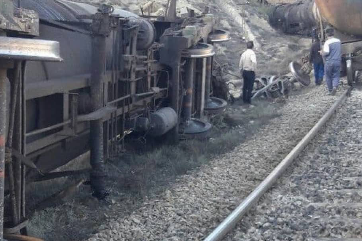 İranda qatar relsdən çıxıb, 14 vaqon aşıb