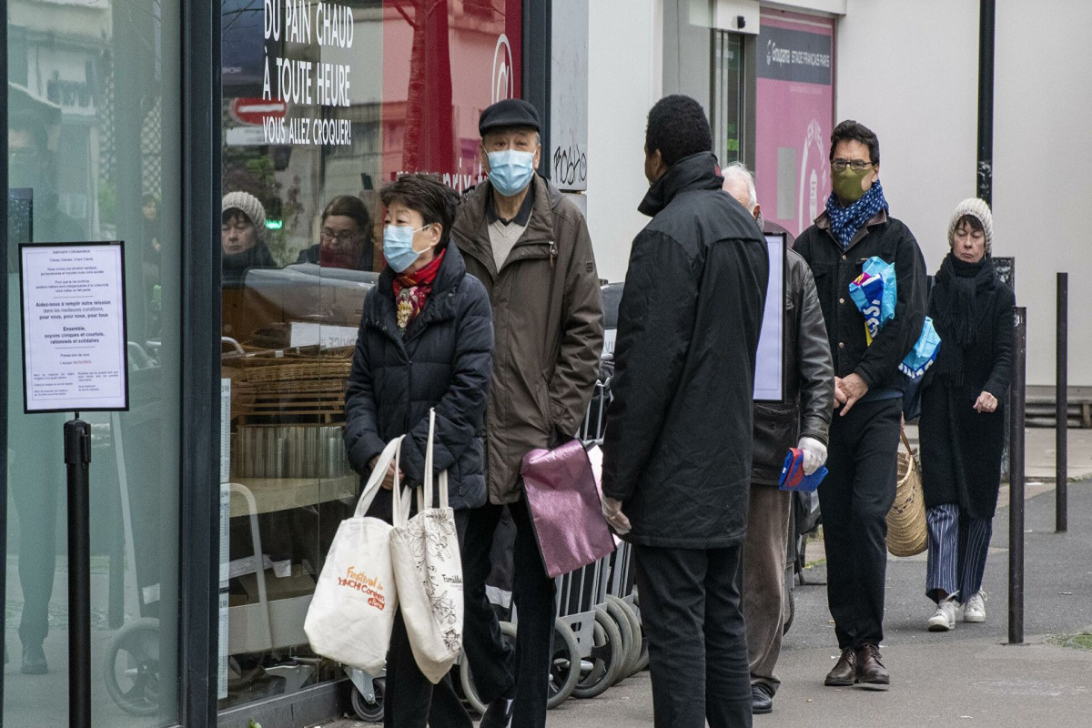В Париже вводят обязательное ношение масок на улицах