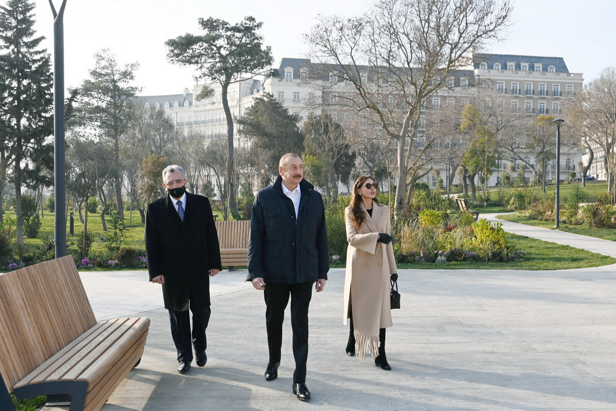 President Ilham Aliyev and First Lady Mehriban Aliyeva viewed conditions created at newly renovated Nizami Ganjavi Park