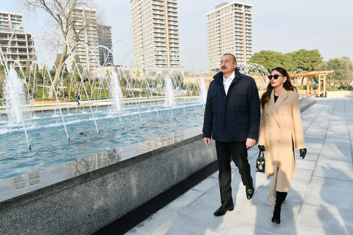 Президент Ильхам Алиев и Мехрибан Алиева ознакомились с условиями в парке Низами Гянджеви после реконструкции