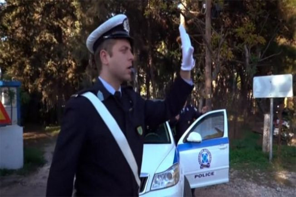 Yunanıstan polisi tibbi maskadan istifadə etmədiyinə görə 300 avro cərimələnib