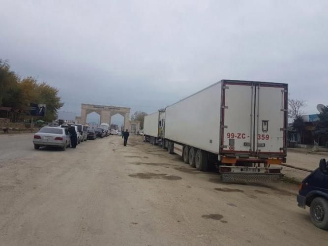 Названа причина скопления грузовых машин на таможенном посту «Самур» 