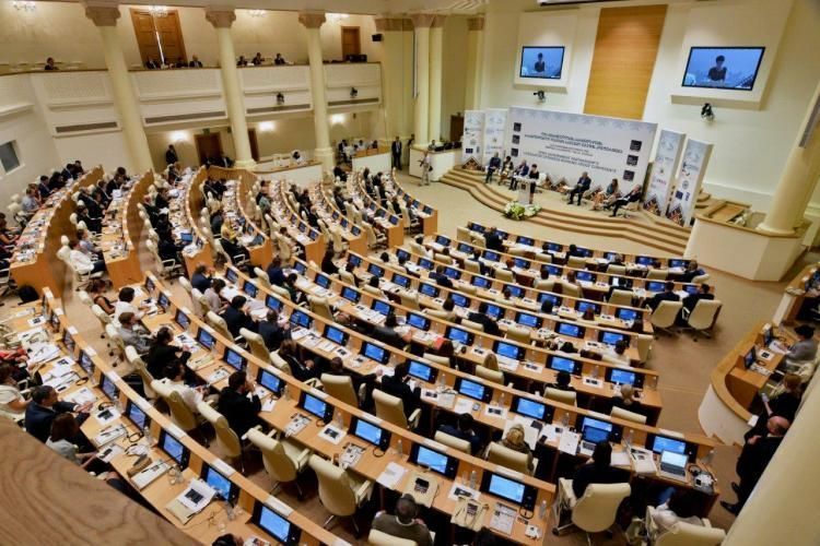 Gürcüstan parlamenti 51 müxalif deputatın mandatının dayandırılmasını dəstəkləməyib 