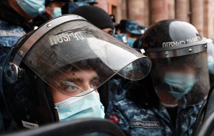Полиция начала задерживать участников акции протеста у здания парламента Армении
