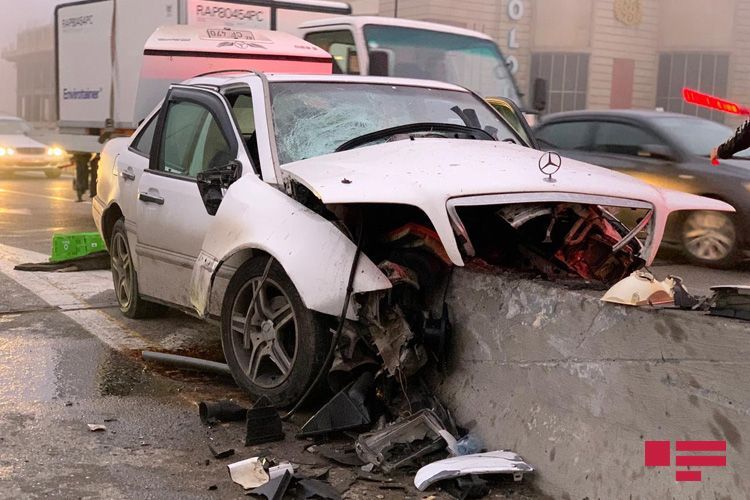 Сон за рулем водителя Mercedes привел к серьезному ДТП в Баку - ФОТО
