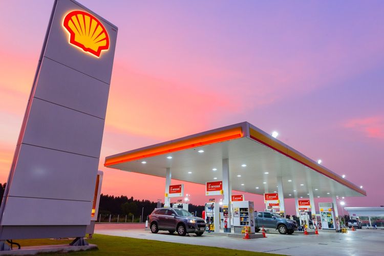 Shell profit drops to 20-year low in 2020, raises dividend