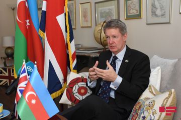 Britaniya səfiri: “Biz göstərdik ki, iqtisadiyyatınızı böyütməklə eyni vaxtda karbon emissiyalarını azalda bilərsiniz”