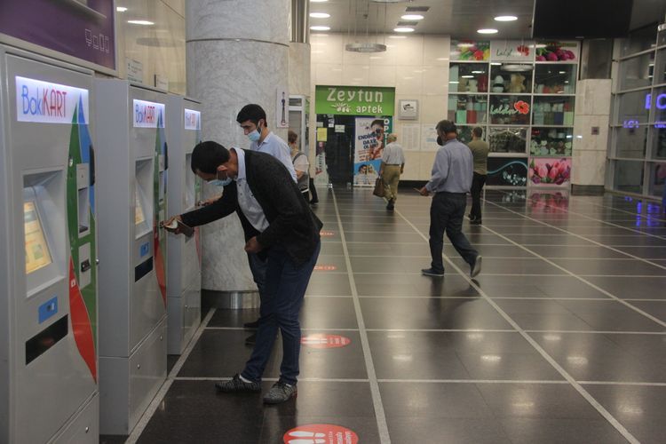 Вестибюли станций метро открылись для загрузки средств на карты для оплаты проезда