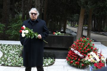 Bir qrup mədəniyyət xadimi Qara Qarayevin məzarını  ziyarət edib