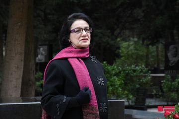Bir qrup mədəniyyət xadimi Qara Qarayevin məzarını  ziyarət edib