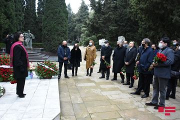 Bir qrup mədəniyyət xadimi Qara Qarayevin məzarını  ziyarət edib