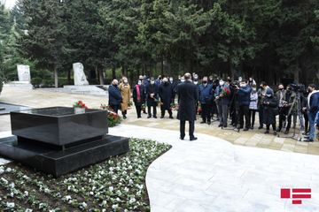 Bir qrup mədəniyyət xadimi Qara Qarayevin məzarını  ziyarət edib