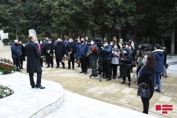 Bir qrup mədəniyyət xadimi Qara Qarayevin məzarını  ziyarət edib