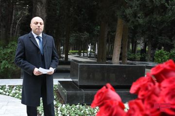 Bir qrup mədəniyyət xadimi Qara Qarayevin məzarını  ziyarət edib