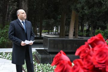 Bir qrup mədəniyyət xadimi Qara Qarayevin məzarını  ziyarət edib
