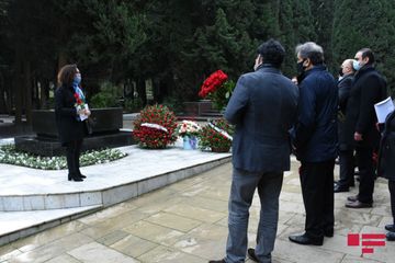 Bir qrup mədəniyyət xadimi Qara Qarayevin məzarını  ziyarət edib