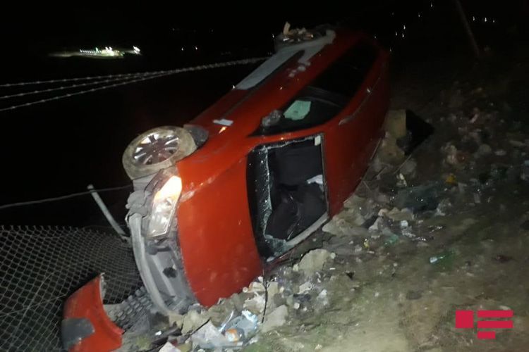 В Баку автомобиль упал в овраг, есть пострадавший - ФОТО