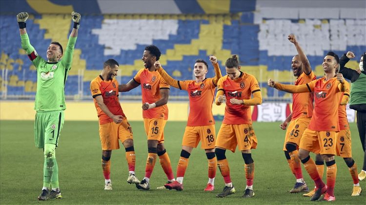Football: Galatasaray beat Fenerbahce 1-0 at Kadikoy