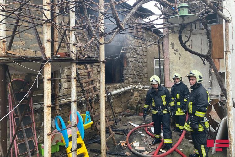 В Баку произошел пожар в жилом доме, погиб один человек - ОБНОВЛЕНО-2 - ФОТО