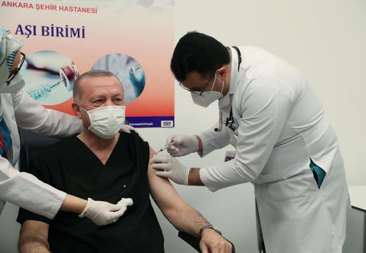 Türkiyə Prezidentinə koronavirusa qarşı peyvəndin ikinci dozası vurulub
