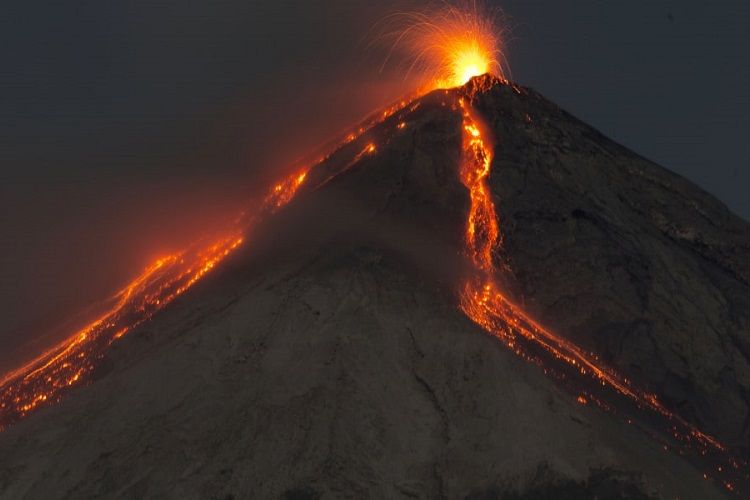 Qvatemalada yerləşən Fueqo vulkanı püskürməyə başlayıb