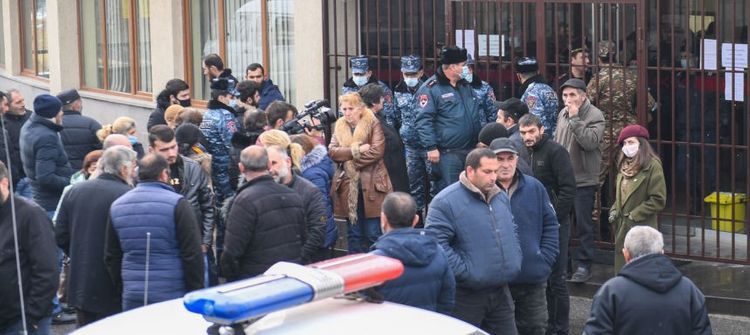 War participants in Armenia protested in front of Defence Ministry