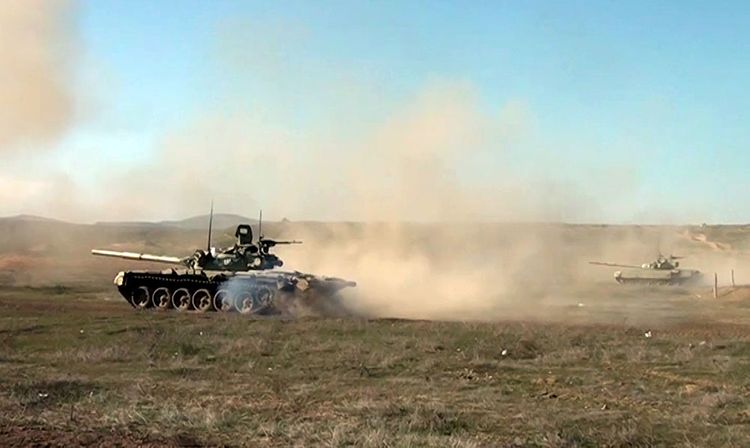 Azərbaycan tankçıları döyüş atışlarını icra ediblər  - VİDEO