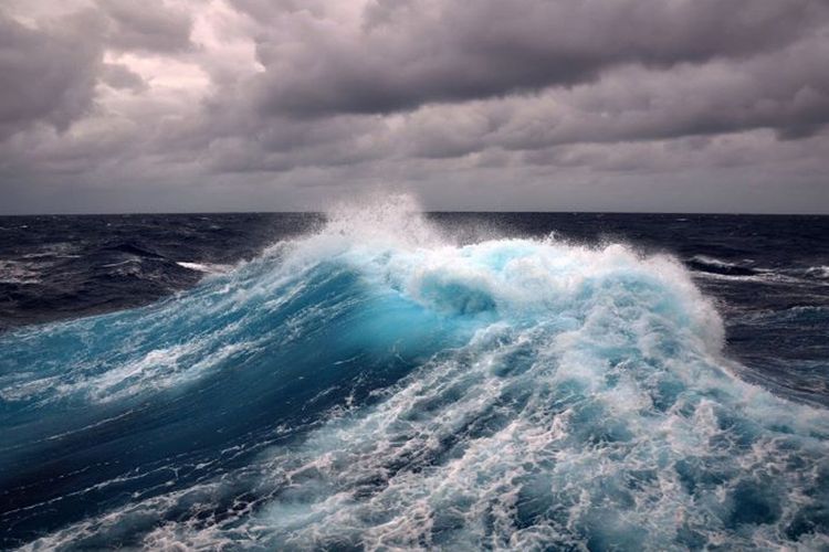 Wave height in Caspian Sea reaches to 2.8 meters - ACTUAL WEATHER