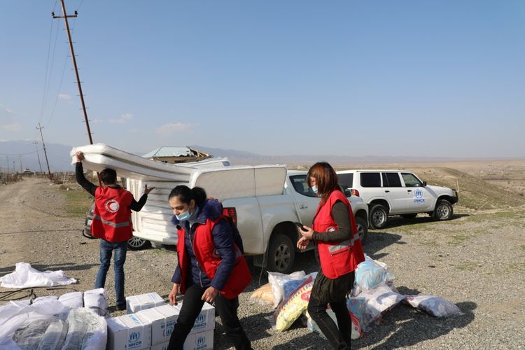 UNHCR, the UN Refugee Agency and Azerbaijan’s Red Crescent deliver humanitarian aid to people affected by the conflict