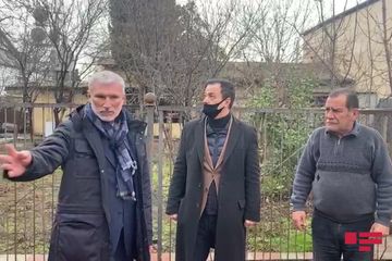 Rusiyalı deputat Bərdədə şəhid atası ilə görüşüb 