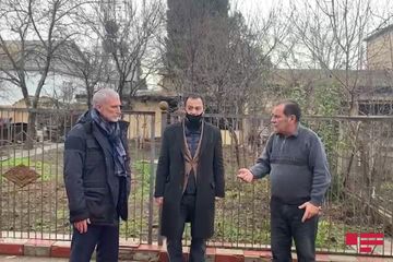 Rusiyalı deputat Bərdədə şəhid atası ilə görüşüb 