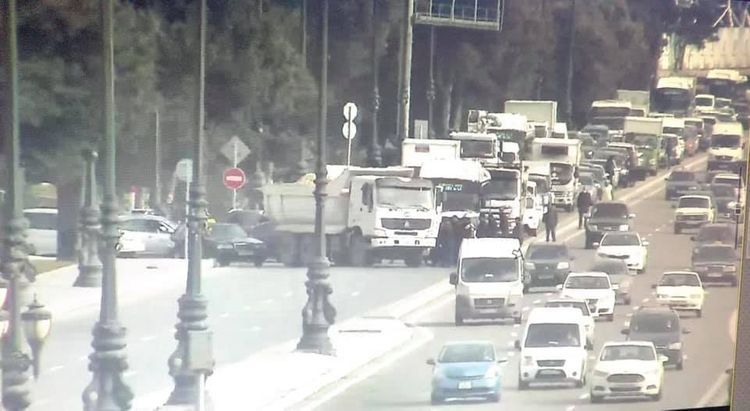 Движение на проспекте Гейдара Алиева частично восстановлено - ОБНОВЛЕНО
