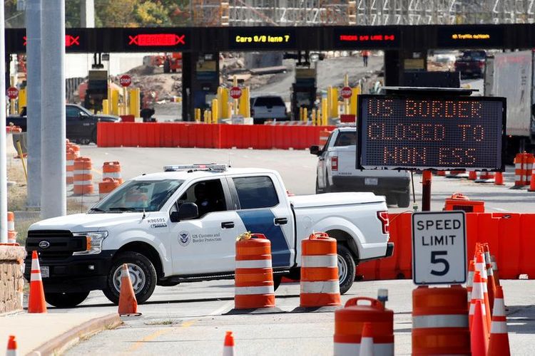 U.S. extends travel restrictions at land borders with Canada, Mexico through March 21