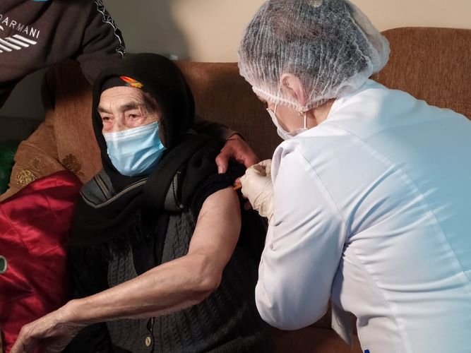 101 yaşlı İsmayıllı sakini koronavirusa qarşı peyvənd olunub - FOTO