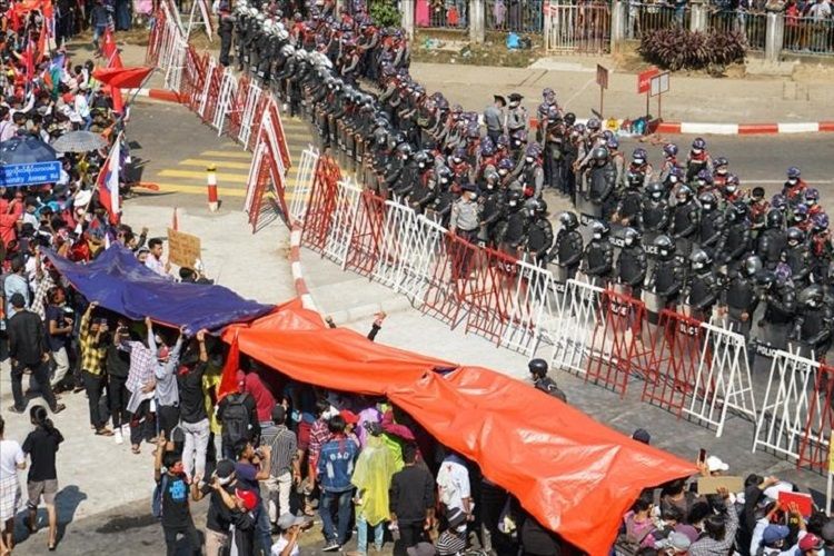 Myanmada polislə etirazçıların qarşıdurmasında 2 nəfər ölüb, 20 nəfər yaralanıb