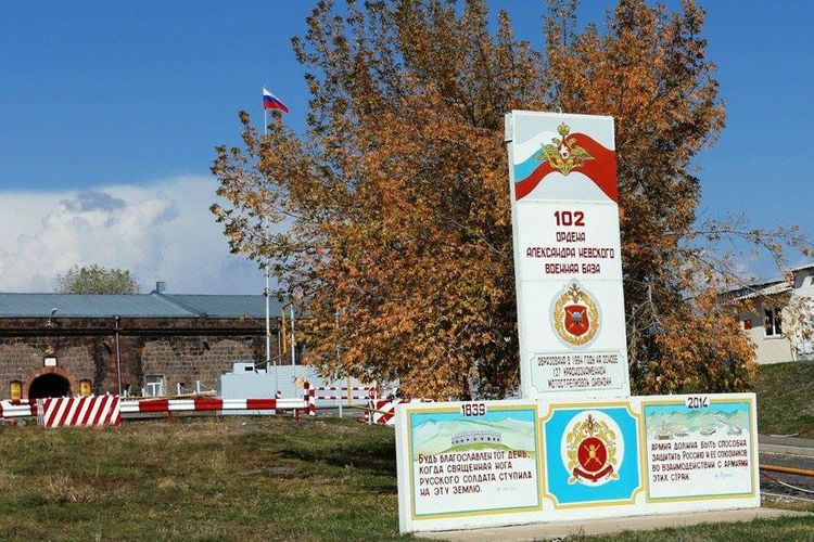 Müdafiə naziri: "Ermənistan Rusiya hərbi bazasının genişləndirilməsini istəyir"