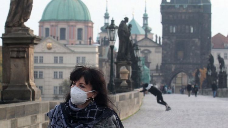 Жителей Чехии обязали носить по две маски сразу