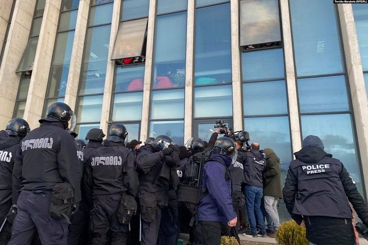 Gürcüstanda polis müxalif partiyanın baş ofisinə basqın edib, saxlanılanlar var - YENİLƏNİB