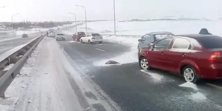 В России десять человек пострадали при столкновении на трассе 39 машин 