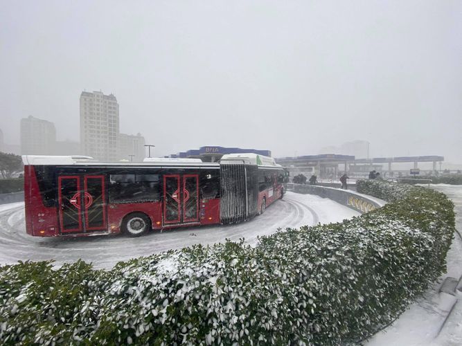 БТА: Снежная погода осложнила передвижение транспортных средств в Баку