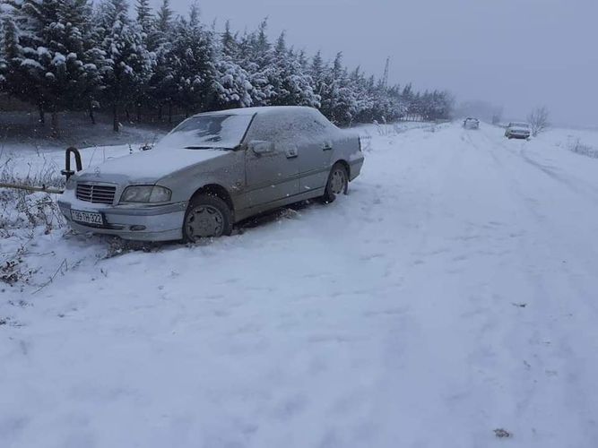 Xudatda idarəetmədən çıxan avtomobil qaz şəbəkəsinə ziyan vurub
