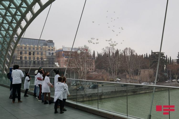 В Тбилиси прошел флэшмоб в память о жертвах Ходжалинской трагедии - ФОТО