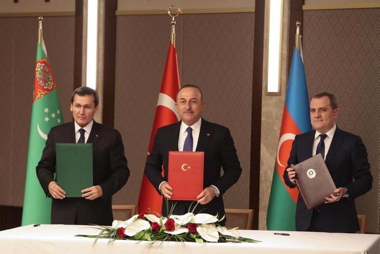 Главы МИД Турции, Азербайджана и Туркменистана приняли совместное заявление по трехсторонней встрече