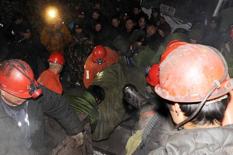 İndoneziyada mədəndə torpaq qatının sürüşməsi nəticəsində 5 nəfər ölüb