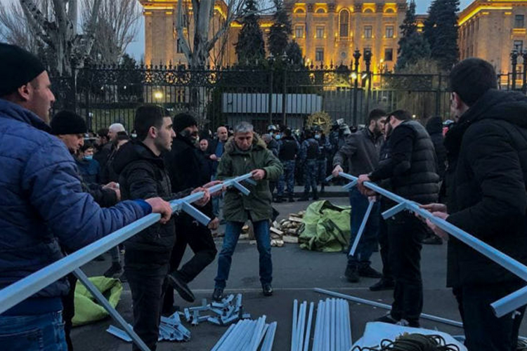 Armenian opposition sets up tents in front of Parliament building