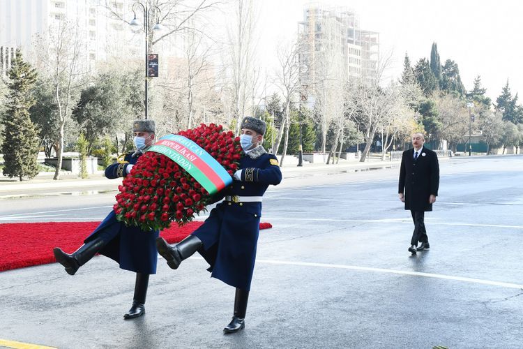 Президент  Ильхам Алиев посетил памятник «Крик матери»