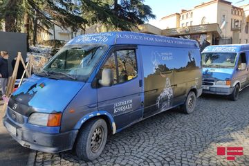 Tbilisidə Xocalı soyqırımına dair filmin nümayiş olunduğu böyük ekran quraşdırılıb - FOTO