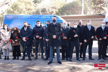 Tbilisidə Xocalı soyqırımına dair filmin nümayiş olunduğu böyük ekran quraşdırılıb - FOTO