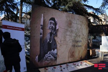 Tbilisidə Xocalı soyqırımına dair filmin nümayiş olunduğu böyük ekran quraşdırılıb - FOTO